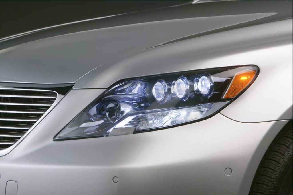 Lexus automatyczne i adaptacyjne światła w samochodach