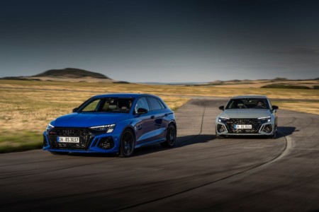 Audi RS 3 Sedan performance edition, Dynamic photo, Colour: Arrow Gray, Pearl Effect.
Audi RS 3 Sportback performance edition, Dynamic photo, Colour: Nogaro Blue, Pearl Effect .