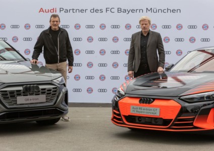 FC Bayern Members of the Board Oliver Kahn and Andreas Jung with the Audi Q8 e-tron and the Audi RS e-tron GT FC Bayern Concept.