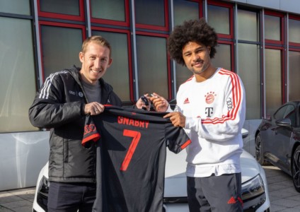 Handover of the cars to the players of FC Bayern München with German international Serge Gnabry.
