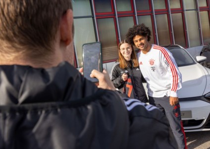 Audi employees were also able to take selfies with the Bayern stars, like this one with Serge Gnabry.
