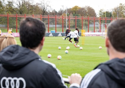 During the vehicle handover 2022, Audi employees visited FC Bayern Münchens training grounds.