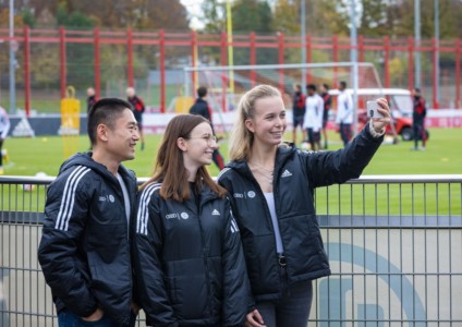 During the vehicle handover 2022, Audi employees visited FC Bayern Münchens training grounds.