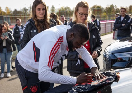 FC Bayerns Dayot Upamecano signs autographs during the vehicle handover at Säbener Straße.