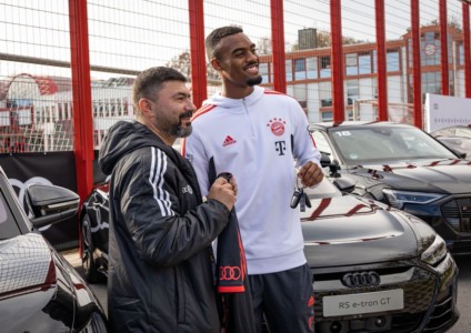 FC Bayerns Ryan Gravenberch smiles during the vehicle handover at Säbener Straße.
