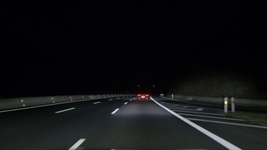 Wiązka oświetlająca własny pas jest dostosowana do tego, żeby nie oślepiać innych uczestników ruchu