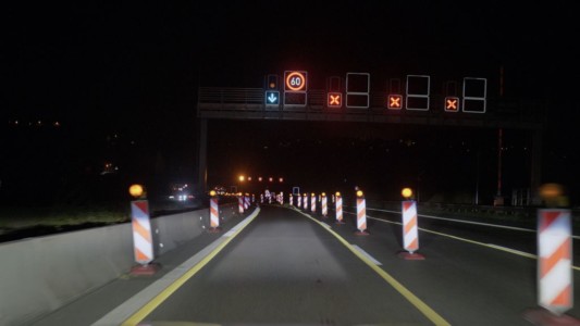 Po wykryciu stref robót drogowych lub zwężeń rozmiar strumienia świetlnego zostaje automatycznie zredukowany do szerokości pojazdu