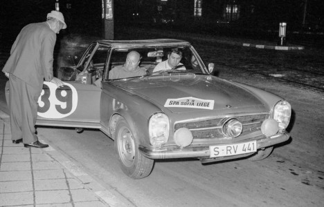 Mercedes-Benz 230 SL Rallyefahrzeug (W 113), gefahren von den späteren Siegern Eugen Böhringer und Klaus Kaiser (Startnummer 39) in der Rallye Spa–Sofia–Lüttich vom 27. bis 31. August 1963. Foto von der Kontrollstelle in Karlsruhe. (Fotosignatur der Mercedes-Benz Classic Archive: 63132-29A)