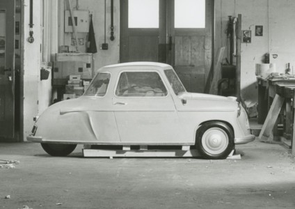 The development department first experimented with a three-wheeler called the “Max-Kabine”.