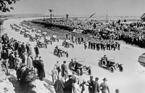 Prezentacja reklamowa 4/12 PS („Laubfrosch“) podczas Opel-Rennbahn, 1924: 125 aut.