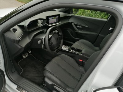 Peugeot 2008 GT PureTech 130 EAT8 - fot. Lesław Sagan